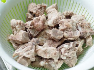 2、焦糖排骨,焯水后取出，温水洗去浮沫