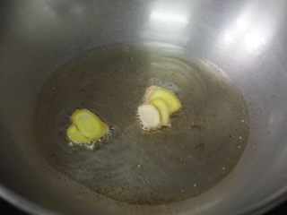 3、焦糖排骨,中大火起油锅，下姜片