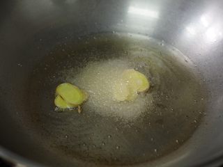 4、焦糖排骨,放入糖