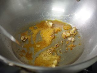 5、焦糖排骨,烧至糖开始变色，变成焦糖色就可以，不要太久，太深的焦糖色会发苦。