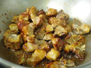 7、焦糖排骨,煸炒至排骨变色，放入生抽和醋