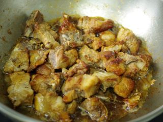 8、焦糖排骨,继续煸炒，加入水，烧开后盖盖转小火焖20分钟