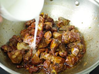 12、焦糖排骨,收好以后倒入水淀粉，勾芡