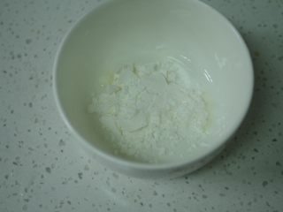 9、焦糖排骨,水淀粉放入小碗