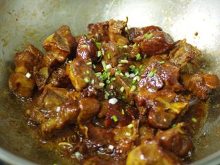13、焦糖排骨,撒上香葱，关火，焖一分钟。
