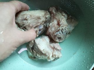 4、山药黑豆滋补汤,捞出清洗一下。