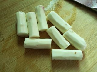 6、山药黑豆滋补汤,去皮切成段。