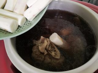 10、山药黑豆滋补汤,炖煮1.5小时后放入山药。