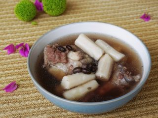 12、山药黑豆滋补汤,滋补又鲜美。