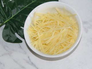 5、茄丝土豆丝辣酱拌饭,土豆切丝,这里用了半个土豆