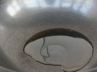 6、茄丝土豆丝辣酱拌饭,锅内热油