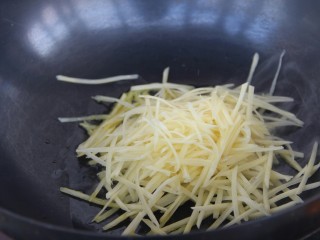 7、茄丝土豆丝辣酱拌饭,倒入土豆丝炒