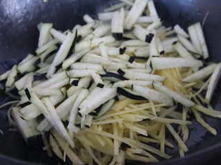 8、茄丝土豆丝辣酱拌饭,炒一分钟,倒入茄丝炒