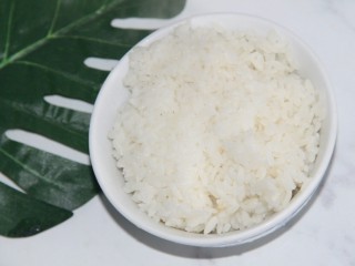 12、茄丝土豆丝辣酱拌饭,准备一碗米饭