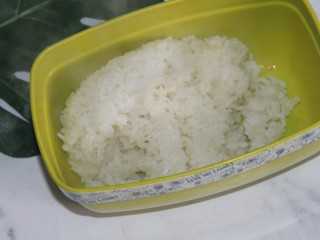 13、茄丝土豆丝辣酱拌饭,倒入饭盒