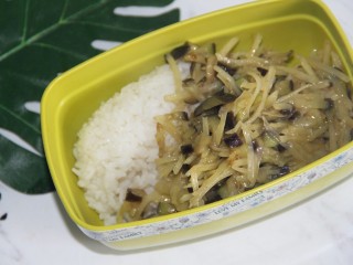 14、茄丝土豆丝辣酱拌饭,再把茄子丝土豆丝倒入