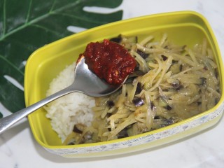 15、茄丝土豆丝辣酱拌饭,加入拌饭辣酱一勺