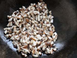 2、菌汤面条 看得见的香菇 尝得到的鲜美 这才是真正的菌汤,锅内放油，油五六成热后放入切好的香菇丁，翻炒。