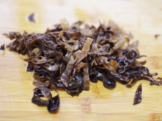 5、鱼香肉丝,木耳泡发，洗净，去蒂，切丝。