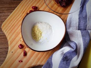 4、宫保鸡丁(无油 健康低脂),将酱汁材料中的鸡精、盐、糖放入小碗