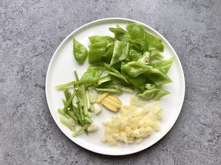 3、红烧茄子,青椒斜切、葱切段、姜片切丝、蒜瓣拍碎