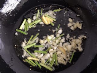 7、红烧茄子,锅中留底葱姜蒜爆香