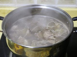 5、胡萝卜土豆炖牛肉,水开后继续焯2、3分钟捞出