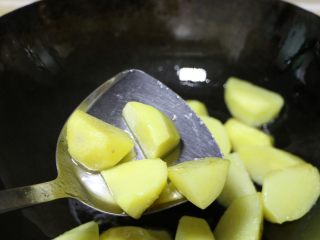 7、胡萝卜土豆炖牛肉,炸两三分钟后盛出（这一步是为了在炖牛肉的过程，土豆不易炖烂）