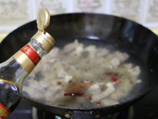 12、胡萝卜土豆炖牛肉,倒入酱油、蚝油和番茄酱调味