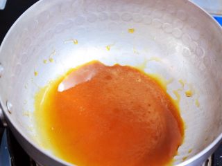 3、焦糖奶茶,直至白糖变成焦黄色，要注意不要熬过头了，糖浆熬过头了就会发苦