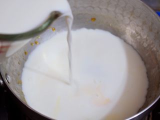 4、焦糖奶茶,加入纯牛奶