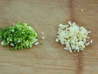 5、麻婆豆腐,小葱切葱花、大蒜剁成蒜末