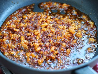 8、麻婆豆腐,加入豆瓣酱炒出红油