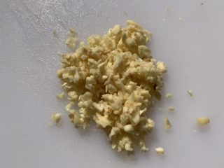 2、凉拌海带丝,大蒜切末