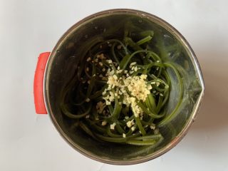 8、凉拌海带丝,再加入姜末