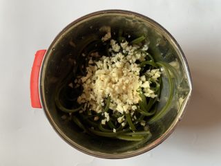 9、凉拌海带丝,加蒜末