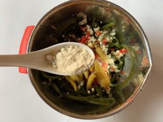 15、凉拌海带丝,加鸡精或鸡粉抓均匀(喜欢酸的可加入适量香醋)