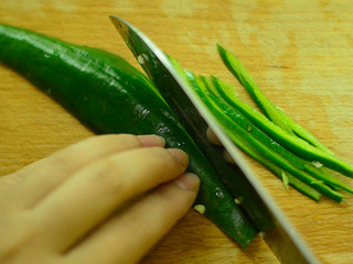 5、青椒肉丝,然后切丝