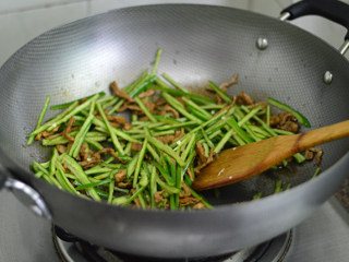 11、青椒肉丝,接着放入青椒丝同炒