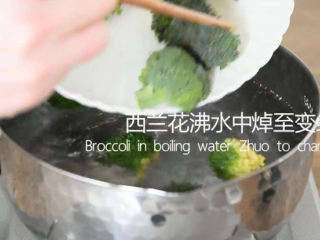 2、防抗癌明星蒜蓉西兰花，怎么样做才好吃？,西兰花沸水中焯至变绿
