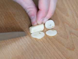 4、防抗癌明星蒜蓉西兰花，怎么样做才好吃？,蒜切片、末