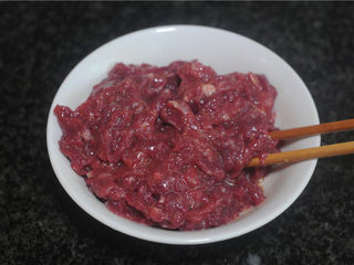 5、剁椒牛肉,腌制15分钟