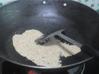 6、剁椒牛肉,白芝麻放在干锅中用小火慢慢炒至，让芝麻散发出香味