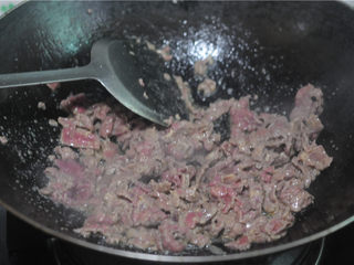 7、剁椒牛肉,锅中放油烧至六成熟，放入牛肉用中火炒至牛肉变色时，捞出沥干油备用