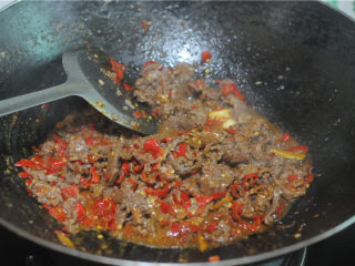 9、剁椒牛肉,此时改用大火，将事先炒好的牛肉加入，倒入料酒进行翻炒，让剁椒、蒜、葱炒的香味充分渗入牛肉中