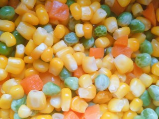 1、迷彩饭团,玉米粒豌豆提前拿出来解冻，如果是生的锅内煮两三分钟，胡萝卜切丁