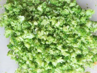 4、迷彩饭团,取几朵西蓝花切碎