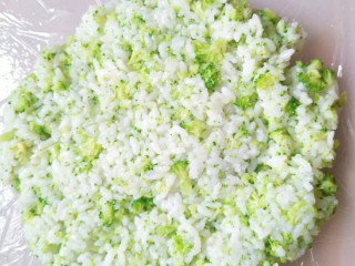 6、迷彩饭团,桌上铺保鲜膜，然后把米饭平铺在保鲜膜上