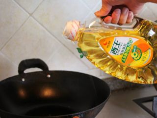 4、京酱肉丝,炒锅烧热，倒入食用油。