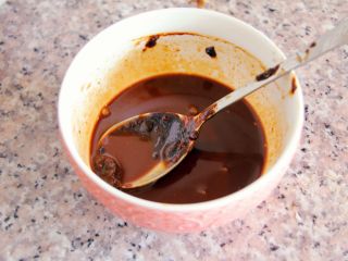 6、京酱肉丝,大酱加甜面酱加一点点水搅拌均匀。